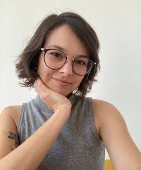 Larissa Schwedersky, a Brazilian researcher, holds a Bachelor’s degree in Social Sciences, a Master’s in Social Anthropology